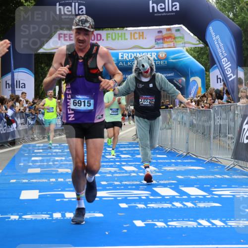 29.06.2025 - hella hamburg halbmarathon Strokosch-Dieckow http://msf.ph/oto/8455004 29.06.2025 10:36:35 Ziel 1571, 2121, 3809, 5092, 6915, 8121, 9296, 11833, 14622, 15621, 16523, 17723, 18038, 18733 meine-sportfotos.de