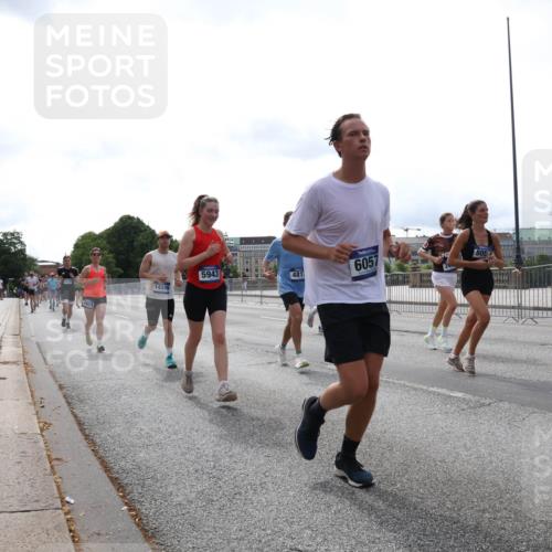 29.06.2025 - hella hamburg halbmarathon Lena Gebhardt http://msf.ph/oto/8455017 29.06.2025 10:31:18 Lombardsbrücke 2914, 14349, 5943, 4817, 6057, 805, 1292, 1773, 1979, 2097, 2268, 2414, 2914, 3131, 4561, 4817, 4953, 5165, 5437, 5846, 5943, 6057, 6078, 6195, 6546, 6573, 6620, 6787, 7351, 7604, 7772, 8050, 8072, 8073, 8757, 9183, 9576, 10111, 10240, 10586, 10989, 11587, 11981, 11988, 12384, 12627, 13724, 14095, 14349, 14803, 15466, 15589, 15725, 16457, 16978, 17224, 17404, 17463, 17509, 17517, 17587, 17706, 17742, 17966, 19052, 19226 meine-sportfotos.de