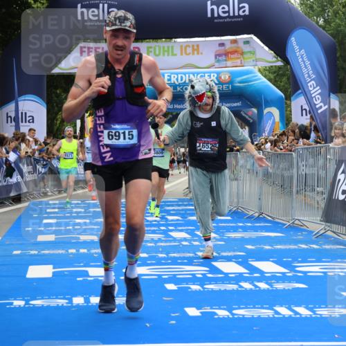 29.06.2025 - hella hamburg halbmarathon Strokosch-Dieckow http://msf.ph/oto/8455048 29.06.2025 10:36:35 Ziel 1571, 2121, 3809, 5092, 6915, 8121, 9296, 11833, 14622, 15621, 16523, 17723, 18038, 18733 meine-sportfotos.de