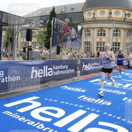 29.06.2025 - hella hamburg halbmarathon Michael Strokosch http://msf.ph/oto/8455053 29.06.2025 10:31:16 Ziel 3201, 4812, 10017, 10298, 11857, 12232, 13754, 14450, 18177, 19042 meine-sportfotos.de