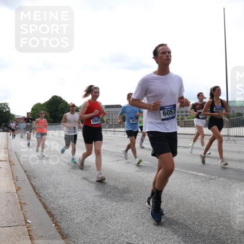 29.06.2025 - hella hamburg halbmarathon Lena Gebhardt http://msf.ph/oto/8455060 29.06.2025 10:31:18 Lombardsbrücke 2914, 14349, 5943, 4817, 6057, 24, 8050, 1292, 1773, 1979, 2097, 2268, 2414, 2914, 3131, 4561, 4817, 4953, 5165, 5437, 5846, 5943, 6057, 6078, 6195, 6546, 6573, 6620, 6787, 7351, 7604, 7772, 8050, 8072, 8073, 8757, 9183, 9576, 10111, 10240, 10586, 10989, 11587, 11981, 11988, 12384, 12627, 13724, 14095, 14349, 14803, 15466, 15589, 15725, 16457, 16978, 17224, 17404, 17463, 17509, 17517, 17587, 17706, 17742, 17966, 19052, 19226 meine-sportfotos.de