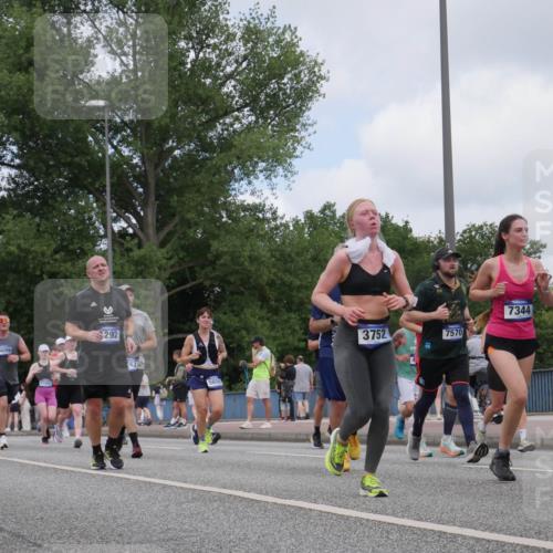 29.06.2025 - hella hamburg halbmarathon Luisa Fischer http://msf.ph/oto/8455067 29.06.2025 10:35:12 Kennedybrücke 073, 14191, 19214, 14099, 17495, 292, 43, 565, 7344, 3752, 7570, 1292, 3239, 3707, 3751, 3752, 3778, 4314, 4365, 4605, 4924, 5601, 5658, 5743, 6218, 7239, 7344, 7535, 7570, 7695, 8072, 8073, 8124, 8127, 9604, 10248 meine-sportfotos.de
