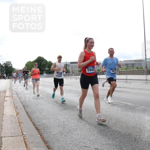 29.06.2025 - hella hamburg halbmarathon Lena Gebhardt http://msf.ph/oto/8455115 29.06.2025 10:31:19 Lombardsbrücke 2914, 14349, 5943, 4817, 2414, 1292, 1773, 1979, 2097, 2268, 2414, 2914, 3131, 4561, 4817, 4953, 5165, 5437, 5846, 5943, 6057, 6078, 6195, 6546, 6573, 6620, 6787, 7351, 7604, 7772, 8050, 8072, 8073, 8757, 9183, 9576, 10111, 10240, 10586, 10989, 11587, 11981, 11988, 12384, 12627, 13724, 14095, 14349, 14803, 15466, 15589, 15725, 16457, 16978, 17224, 17404, 17463, 17509, 17517, 17587, 17706, 17742, 17966, 19052, 19226 meine-sportfotos.de