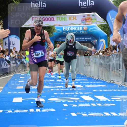 29.06.2025 - hella hamburg halbmarathon Strokosch-Dieckow http://msf.ph/oto/8455124 29.06.2025 10:36:35 Ziel 1571, 2121, 3809, 5092, 6915, 8121, 9296, 11833, 14622, 15621, 16523, 17723, 18038, 18733 meine-sportfotos.de