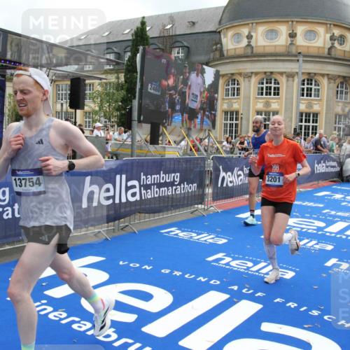 29.06.2025 - hella hamburg halbmarathon Michael Strokosch http://msf.ph/oto/8455134 29.06.2025 10:31:17 Ziel 3201, 4812, 10017, 10298, 11857, 12232, 13754, 14450, 14548, 19042 meine-sportfotos.de