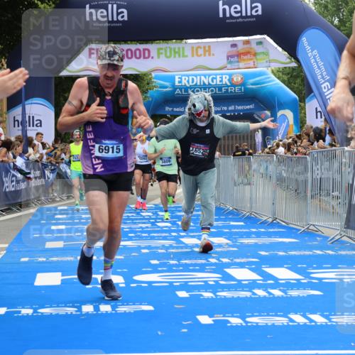 29.06.2025 - hella hamburg halbmarathon Strokosch-Dieckow http://msf.ph/oto/8455167 29.06.2025 10:36:35 Ziel 1571, 2121, 3809, 5092, 6915, 8121, 9296, 11833, 14622, 15621, 16523, 17723, 18038, 18733 meine-sportfotos.de