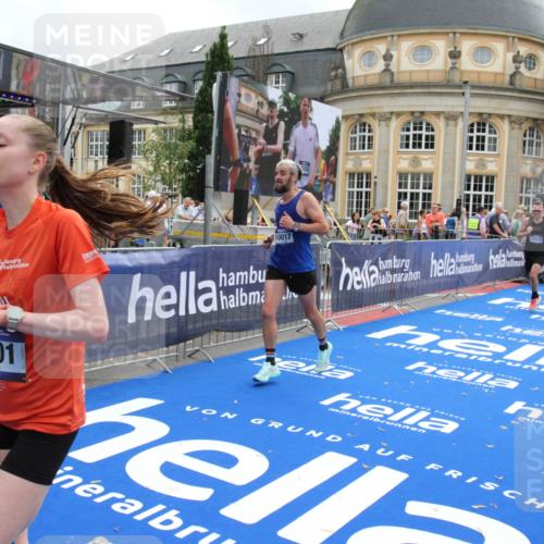 29.06.2025 - hella hamburg halbmarathon Michael Strokosch http://msf.ph/oto/8455175 29.06.2025 10:31:18 Ziel 3201, 3955, 4812, 10017, 10298, 11857, 12232, 13754, 14450, 14548, 19042 meine-sportfotos.de