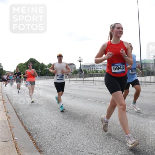 29.06.2025 - hella hamburg halbmarathon Lena Gebhardt http://msf.ph/oto/8455201 29.06.2025 10:31:19 Lombardsbrücke 2914, 14349, 5943, 4817, 2414, 1292, 1773, 1979, 2097, 2268, 2414, 2914, 3131, 4561, 4817, 4953, 5165, 5437, 5846, 5943, 6057, 6078, 6195, 6546, 6573, 6620, 6787, 7351, 7604, 7772, 8050, 8072, 8073, 8757, 9183, 9576, 10111, 10240, 10586, 10989, 11587, 11981, 11988, 12384, 12627, 13724, 14095, 14349, 14803, 15466, 15589, 15725, 16457, 16978, 17224, 17404, 17463, 17509, 17517, 17587, 17706, 17742, 17966, 19052, 19226 meine-sportfotos.de