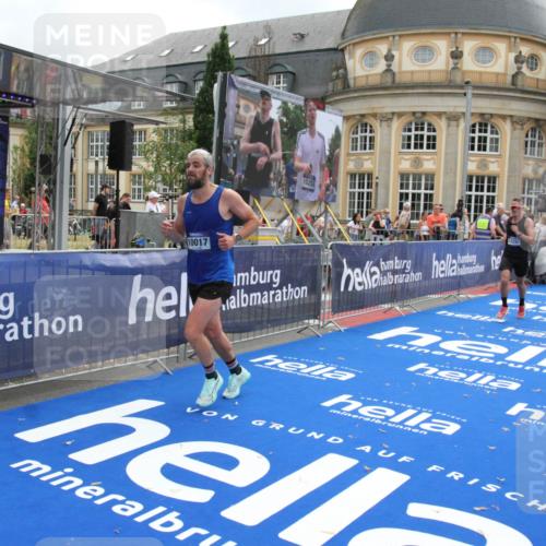 29.06.2025 - hella hamburg halbmarathon Michael Strokosch http://msf.ph/oto/8455223 29.06.2025 10:31:18 Ziel 3201, 3955, 4812, 10017, 10298, 11857, 12232, 13754, 14450, 14548, 19042 meine-sportfotos.de