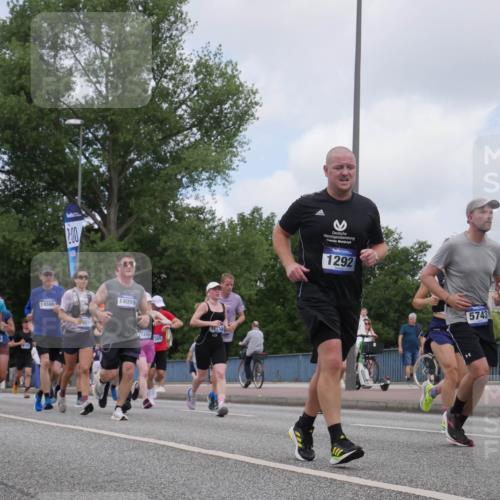 29.06.2025 - hella hamburg halbmarathon Luisa Fischer http://msf.ph/oto/8455240 29.06.2025 10:35:15 Kennedybrücke 17073, 2, 00, 14599, 921, 14099, 17495, 365, 70248, 1292, 5743, 12755, 1292, 1987, 2349, 2943, 3239, 3707, 3751, 3752, 3778, 4314, 4365, 4605, 5601, 5658, 5743, 6218, 7239, 7344, 7535, 7570, 7695, 8072, 8073, 8124, 8127, 10248 meine-sportfotos.de