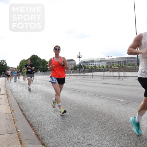 29.06.2025 - hella hamburg halbmarathon Lena Gebhardt http://msf.ph/oto/8455320 29.06.2025 10:31:20 Lombardsbrücke 15725, 2914, 14349, 1292, 1773, 1844, 1979, 2097, 2268, 2414, 2914, 3131, 4561, 4817, 4953, 5165, 5437, 5846, 5943, 6057, 6078, 6195, 6546, 6573, 6620, 6787, 7351, 7604, 7772, 8050, 8072, 8073, 8757, 9183, 9576, 10111, 10240, 10586, 10989, 11587, 11981, 11988, 12384, 12627, 13724, 14095, 14349, 14803, 15466, 15589, 15725, 16457, 16978, 17224, 17404, 17463, 17509, 17517, 17587, 17706, 17742, 17966, 19052, 19226 meine-sportfotos.de
