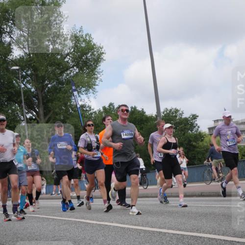 29.06.2025 - hella hamburg halbmarathon Luisa Fischer http://msf.ph/oto/8455322 29.06.2025 10:35:17 Kennedybrücke 11168, 707, 778, 8, 7535, 14599, 21, 14099, 81, 3751, 1292, 1987, 2349, 2943, 3239, 3365, 3707, 3751, 3752, 3778, 4314, 4365, 4605, 5601, 5658, 5743, 6218, 7239, 7535, 7570, 7695, 8072, 8073, 8124, 8127, 8303, 9125, 10248 meine-sportfotos.de