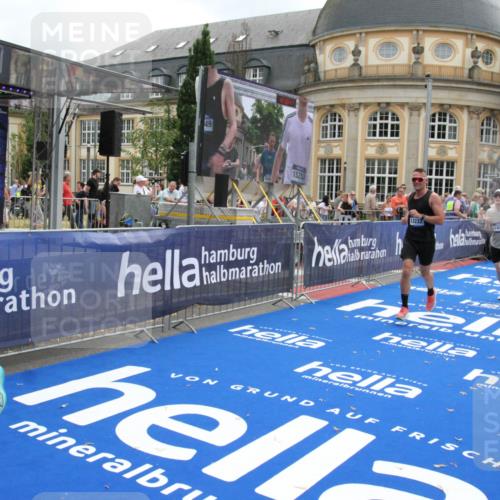 29.06.2025 - hella hamburg halbmarathon Michael Strokosch http://msf.ph/oto/8455324 29.06.2025 10:31:19 Ziel 3201, 3955, 4812, 10017, 10298, 11857, 12232, 13754, 14450, 14548, 19042 meine-sportfotos.de