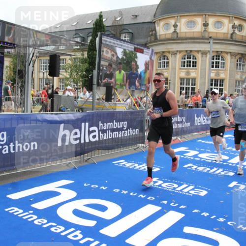 29.06.2025 - hella hamburg halbmarathon Michael Strokosch http://msf.ph/oto/8455403 29.06.2025 10:31:20 Ziel 3955, 4812, 10017, 10298, 11857, 12232, 14450, 14548, 19042 meine-sportfotos.de