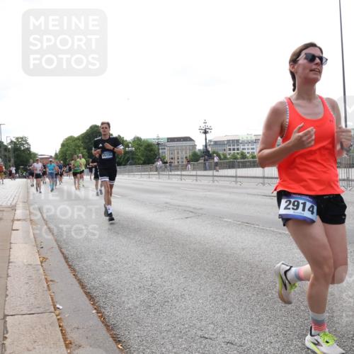 29.06.2025 - hella hamburg halbmarathon Lena Gebhardt http://msf.ph/oto/8455422 29.06.2025 10:31:21 Lombardsbrücke 15725, 2914, 1292, 1773, 1844, 1979, 2097, 2414, 2914, 3131, 4561, 4817, 4953, 5165, 5437, 5846, 5943, 6057, 6078, 6195, 6546, 6573, 6620, 6640, 6787, 7351, 7604, 7772, 8050, 8072, 8073, 8757, 9183, 9576, 10111, 10240, 10586, 10989, 11587, 11981, 11988, 12384, 12627, 13724, 14095, 14349, 15466, 15589, 15725, 16457, 16978, 17224, 17404, 17463, 17509, 17517, 17587, 17706, 17742, 17966, 19052, 19226 meine-sportfotos.de
