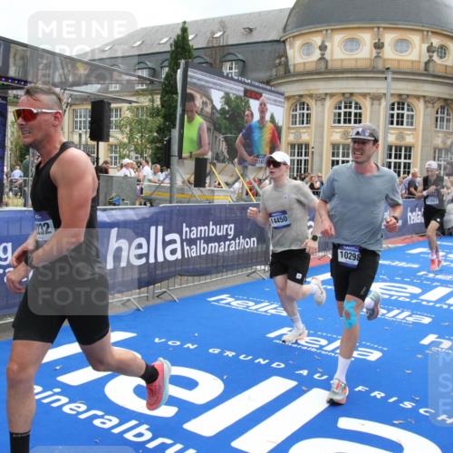 29.06.2025 - hella hamburg halbmarathon Michael Strokosch http://msf.ph/oto/8455462 29.06.2025 10:31:20 Ziel 3955, 4812, 10017, 10298, 11857, 12232, 14450, 14548, 19042 meine-sportfotos.de