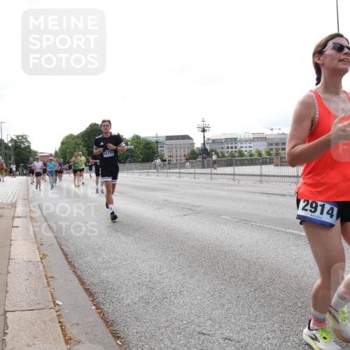 29.06.2025 - hella hamburg halbmarathon Lena Gebhardt http://msf.ph/oto/8455469 29.06.2025 10:31:21 Lombardsbrücke 15725, 2914, 1292, 1773, 1844, 1979, 2097, 2414, 2914, 3131, 4561, 4817, 4953, 5165, 5437, 5846, 5943, 6057, 6078, 6195, 6546, 6573, 6620, 6640, 6787, 7351, 7604, 7772, 8050, 8072, 8073, 8757, 9183, 9576, 10111, 10240, 10586, 10989, 11587, 11981, 11988, 12384, 12627, 13724, 14095, 14349, 15466, 15589, 15725, 16457, 16978, 17224, 17404, 17463, 17509, 17517, 17587, 17706, 17742, 17966, 19052, 19226 meine-sportfotos.de