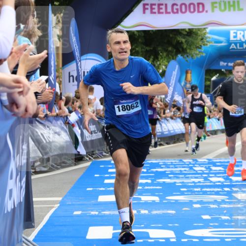 29.06.2025 - hella hamburg halbmarathon Strokosch-Dieckow http://msf.ph/oto/8455491 29.06.2025 10:36:27 Ziel 2121, 6915, 8084, 8121, 9296, 10404, 10680, 10852, 11304, 11833, 12051, 12916, 14075, 17192, 17723, 18062 meine-sportfotos.de