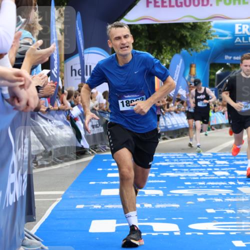 29.06.2025 - hella hamburg halbmarathon Strokosch-Dieckow http://msf.ph/oto/8455520 29.06.2025 10:36:27 Ziel 2121, 6915, 8084, 8121, 9296, 10404, 10680, 10852, 11304, 11833, 12051, 12916, 14075, 17192, 17723, 18062 meine-sportfotos.de