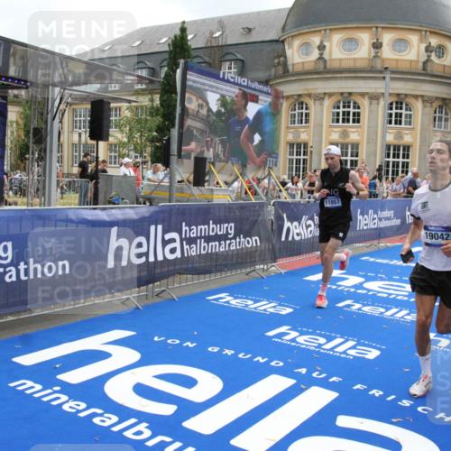 29.06.2025 - hella hamburg halbmarathon Michael Strokosch http://msf.ph/oto/8455523 29.06.2025 10:31:21 Ziel 3955, 4812, 10017, 10298, 11857, 12232, 14450, 14548, 19042 meine-sportfotos.de