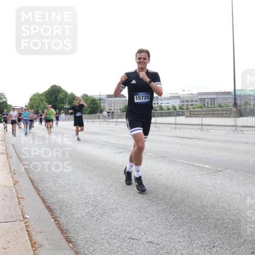 29.06.2025 - hella hamburg halbmarathon Lena Gebhardt http://msf.ph/oto/8455536 29.06.2025 10:31:23 Lombardsbrücke 15725, 1292, 1773, 1844, 1979, 2097, 2414, 2914, 4561, 4817, 4953, 5165, 5437, 5846, 5943, 5965, 6057, 6078, 6195, 6546, 6573, 6620, 6640, 6787, 7351, 7604, 7772, 8050, 8072, 8073, 8757, 9183, 9576, 9812, 9883, 10111, 10240, 10586, 10989, 11587, 11988, 12384, 12627, 13724, 14095, 14349, 15466, 15589, 15725, 16457, 16978, 17224, 17404, 17463, 17509, 17517, 17587, 17706, 17742, 17966, 19052, 19226 meine-sportfotos.de