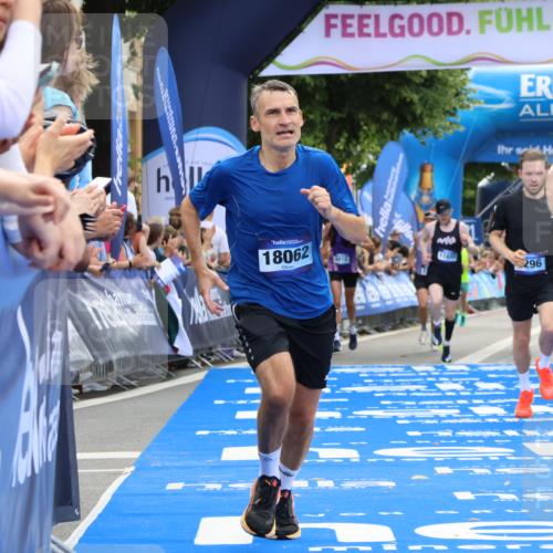 29.06.2025 - hella hamburg halbmarathon Strokosch-Dieckow http://msf.ph/oto/8455541 29.06.2025 10:36:27 Ziel 2121, 6915, 8084, 8121, 9296, 10404, 10680, 10852, 11304, 11833, 12051, 12916, 14075, 17192, 17723, 18062 meine-sportfotos.de