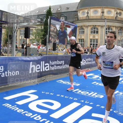 29.06.2025 - hella hamburg halbmarathon Michael Strokosch http://msf.ph/oto/8455547 29.06.2025 10:31:22 Ziel 3955, 4812, 10298, 11857, 12232, 14450, 14548, 19042 meine-sportfotos.de