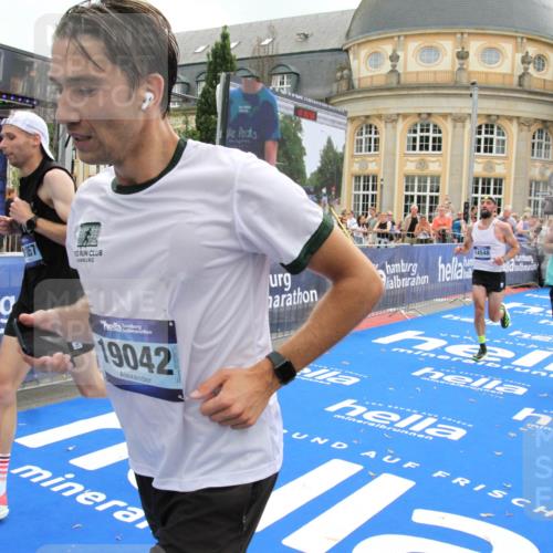 29.06.2025 - hella hamburg halbmarathon Michael Strokosch http://msf.ph/oto/8455625 29.06.2025 10:31:22 Ziel 3955, 4812, 10298, 11857, 12232, 14450, 14548, 19042 meine-sportfotos.de