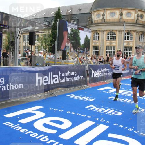 29.06.2025 - hella hamburg halbmarathon Michael Strokosch http://msf.ph/oto/8455643 29.06.2025 10:31:23 Ziel 3955, 4812, 11857, 14450, 14548, 19042 meine-sportfotos.de