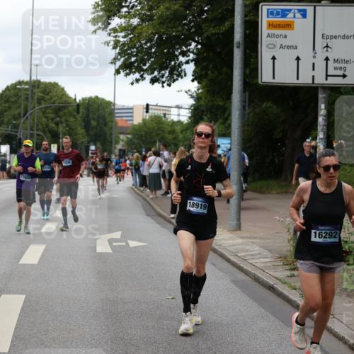 29.06.2025 - hella hamburg halbmarathon Yannick Fuchs http://msf.ph/oto/8455658 29.06.2025 10:56:17 20KM 1006, 1128, 1264, 1377, 1568, 1573, 1726, 3921, 4859, 5547, 6414, 6415, 6580, 6815, 7658, 8154, 8624, 9131, 9718, 9928, 10214, 10519, 10797, 11670, 11968, 12156, 12567, 13498, 13868, 14368, 14456, 14574, 15686, 15859, 16292, 16808, 17136, 17383, 17532, 17939, 17955, 18000, 18599, 18919, 19023 meine-sportfotos.de