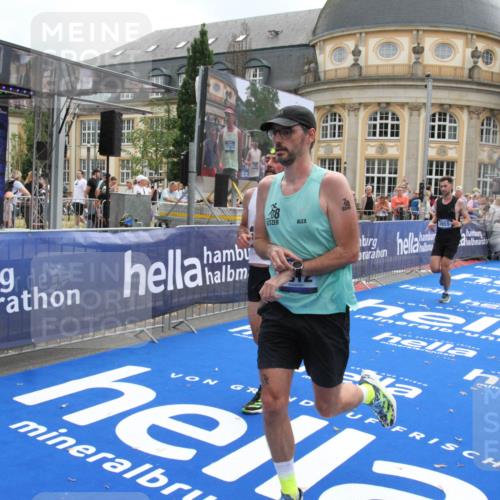29.06.2025 - hella hamburg halbmarathon Michael Strokosch http://msf.ph/oto/8455682 29.06.2025 10:31:23 Ziel 3955, 4812, 11857, 14450, 14548, 19042 meine-sportfotos.de
