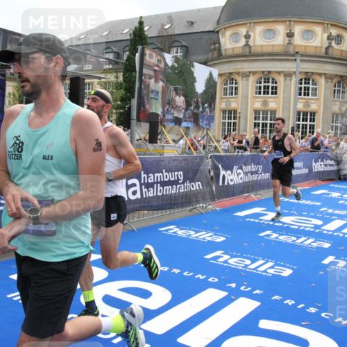 29.06.2025 - hella hamburg halbmarathon Michael Strokosch http://msf.ph/oto/8455704 29.06.2025 10:31:24 Ziel 3955, 4812, 11857, 14548, 19042 meine-sportfotos.de