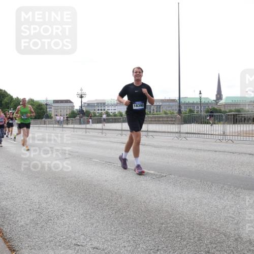29.06.2025 - hella hamburg halbmarathon Lena Gebhardt http://msf.ph/oto/8455706 29.06.2025 10:31:25 Lombardsbrücke 18390, 1292, 1773, 1844, 1979, 2097, 2414, 2914, 3396, 3397, 3424, 3571, 3681, 4561, 4817, 4953, 5165, 5437, 5846, 5943, 5965, 6057, 6078, 6195, 6546, 6573, 6620, 6640, 6787, 7351, 7604, 7772, 8050, 8072, 8073, 8757, 8806, 9183, 9576, 9812, 9883, 10111, 10240, 10586, 10989, 11587, 11988, 12384, 12627, 13724, 14349, 15466, 15589, 15725, 16457, 16978, 17224, 17404, 17463, 17509, 17517, 17587, 17706, 17742, 17966, 19052, 19226 meine-sportfotos.de