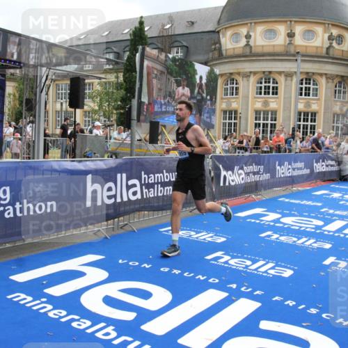 29.06.2025 - hella hamburg halbmarathon Michael Strokosch http://msf.ph/oto/8455744 29.06.2025 10:31:24 Ziel 3955, 4812, 11857, 14548, 19042 meine-sportfotos.de