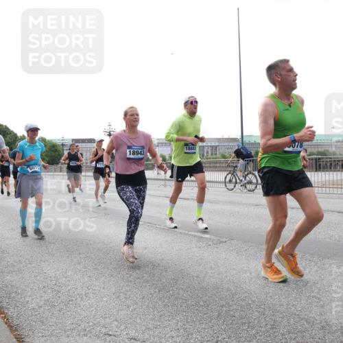 29.06.2025 - hella hamburg halbmarathon Lena Gebhardt http://msf.ph/oto/8456058 29.06.2025 10:31:28 Lombardsbrücke 807, 7772, 18943, 18883, 078, 1235, 1292, 1773, 1844, 1879, 1979, 2097, 2414, 2831, 2914, 3396, 3397, 3424, 3571, 3681, 4561, 4817, 4953, 5165, 5437, 5846, 5943, 5965, 6057, 6078, 6160, 6195, 6546, 6573, 6640, 6787, 7334, 7351, 7604, 7772, 8050, 8072, 8073, 8304, 8620, 8757, 8806, 9104, 9183, 9478, 9576, 9812, 9883, 10111, 10240, 10586, 11587, 11988, 12627, 13724, 14349, 15466, 15589, 15725, 16457, 16978, 17224, 17404, 17463, 17509, 17517, 17587, 17706, 17966, 19226 meine-sportfotos.de