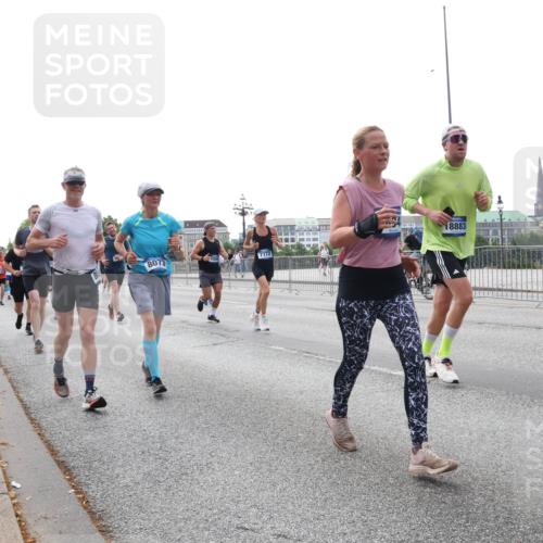 29.06.2025 - hella hamburg halbmarathon Lena Gebhardt http://msf.ph/oto/8456118 29.06.2025 10:31:29 Lombardsbrücke 7772, 8073, 18883, 1235, 1292, 1773, 1844, 1879, 1979, 2097, 2414, 2831, 2832, 2914, 3396, 3397, 3424, 3571, 3681, 4561, 4817, 4953, 5165, 5437, 5846, 5943, 5965, 6057, 6078, 6160, 6195, 6546, 6573, 6640, 6787, 7334, 7351, 7604, 7772, 8050, 8072, 8073, 8304, 8620, 8757, 8806, 9078, 9104, 9183, 9478, 9812, 9883, 10111, 10240, 10586, 11587, 11988, 12627, 13724, 14349, 15589, 15725, 16457, 16978, 17224, 17404, 17463, 17509, 17517, 17587, 17706, 19226 meine-sportfotos.de