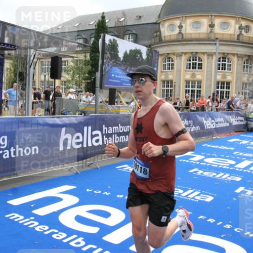29.06.2025 - hella hamburg halbmarathon Michael Strokosch http://msf.ph/oto/8456173 29.06.2025 10:31:32 Ziel 5660, 12681, 19118 meine-sportfotos.de