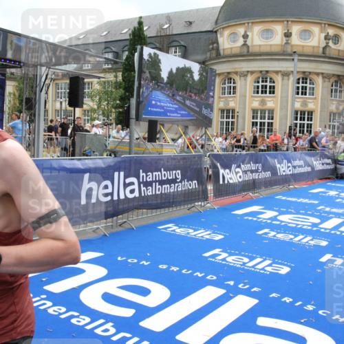 29.06.2025 - hella hamburg halbmarathon Michael Strokosch http://msf.ph/oto/8456198 29.06.2025 10:31:32 Ziel 5660, 12681, 19118 meine-sportfotos.de