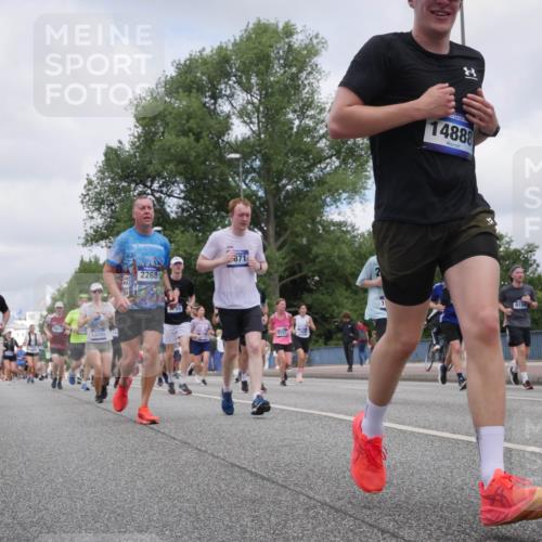 29.06.2025 - hella hamburg halbmarathon Luisa Fischer http://msf.ph/oto/8456264 29.06.2025 10:35:39 Kennedybrücke 18283, 13391, 76, 2268, 871, 14888, 9188, 2268, 4857, 5871, 6228, 6642, 7387, 7531, 7789, 8625, 8840, 8914, 9010, 9188, 9765, 10013, 10203, 10470, 10624, 10828 meine-sportfotos.de