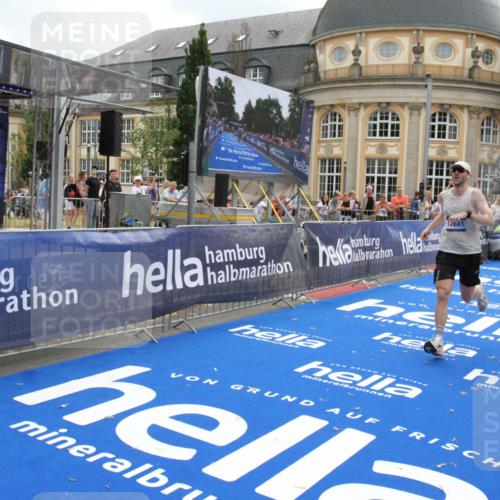 29.06.2025 - hella hamburg halbmarathon Michael Strokosch http://msf.ph/oto/8456278 29.06.2025 10:31:39 Ziel 5660, 7793, 12681, 13606, 13617, 15835 meine-sportfotos.de