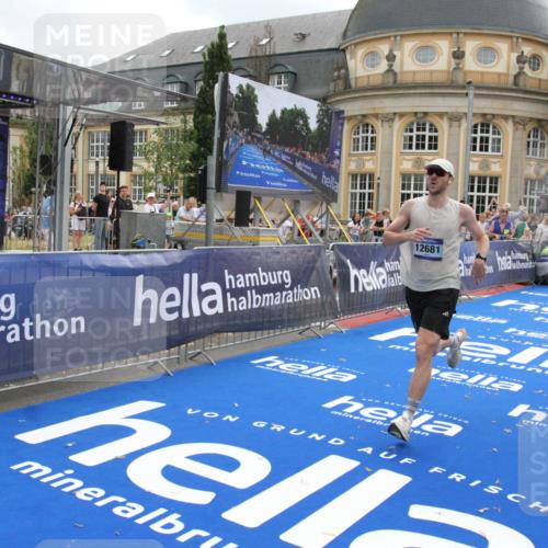 29.06.2025 - hella hamburg halbmarathon Michael Strokosch http://msf.ph/oto/8456296 29.06.2025 10:31:39 Ziel 5660, 7793, 12681, 13606, 13617, 15835 meine-sportfotos.de