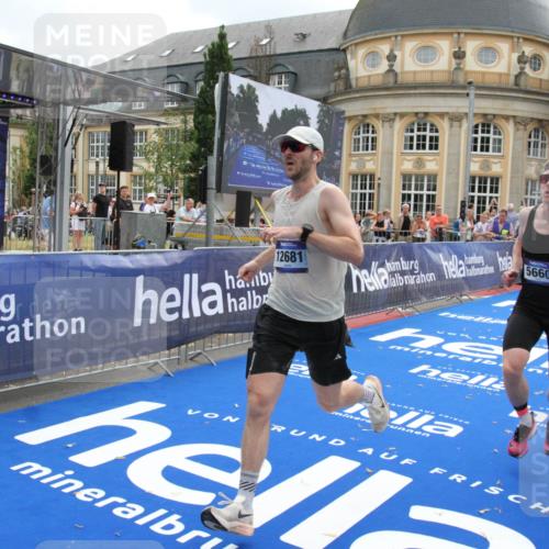 29.06.2025 - hella hamburg halbmarathon Michael Strokosch http://msf.ph/oto/8456310 29.06.2025 10:31:39 Ziel 5660, 7793, 12681, 13606, 13617, 15835 meine-sportfotos.de
