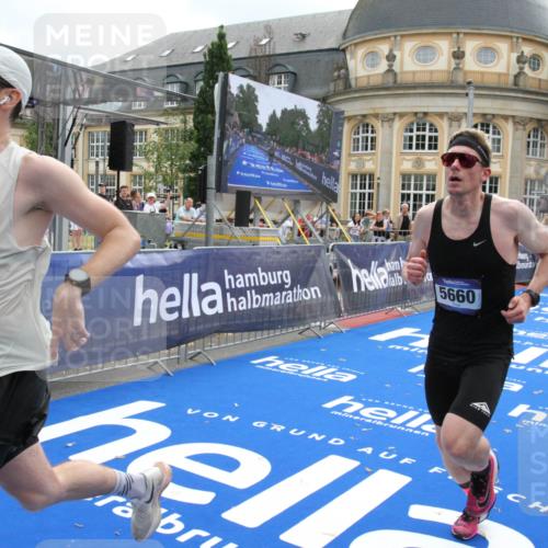 29.06.2025 - hella hamburg halbmarathon Michael Strokosch http://msf.ph/oto/8456321 29.06.2025 10:31:40 Ziel 5660, 7793, 12681, 13606, 13617, 15835 meine-sportfotos.de