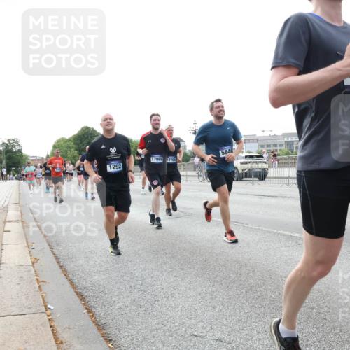29.06.2025 - hella hamburg halbmarathon Lena Gebhardt http://msf.ph/oto/8456415 29.06.2025 10:31:32 Lombardsbrücke 5165, 1292, 17989, 17706, 5846, 7007, 1235, 1292, 1373, 1773, 1844, 1879, 1979, 2414, 2831, 2832, 2914, 3396, 3397, 3424, 3571, 3681, 4561, 4817, 4953, 5165, 5437, 5846, 5943, 5965, 6057, 6078, 6160, 6195, 6546, 6573, 6640, 6787, 7334, 7604, 7772, 8050, 8072, 8073, 8304, 8620, 8806, 9078, 9104, 9183, 9478, 9812, 9883, 10111, 10240, 10586, 11587, 11988, 12627, 13724, 14349, 15589, 15725, 16457, 16978, 17224, 17404, 17463, 17509, 17517, 17587, 17706, 19226 meine-sportfotos.de