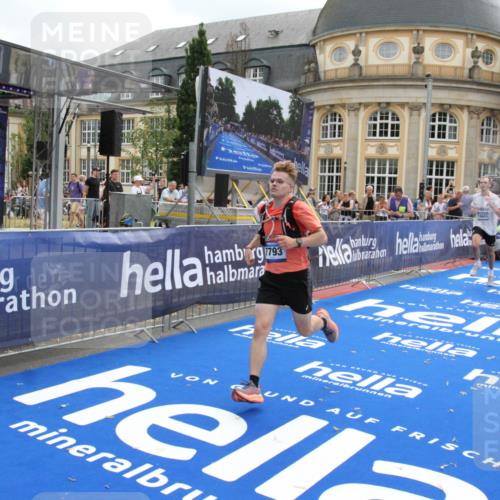 29.06.2025 - hella hamburg halbmarathon Michael Strokosch http://msf.ph/oto/8456416 29.06.2025 10:31:42 Ziel 7793, 13606, 13617, 15835, 18102 meine-sportfotos.de