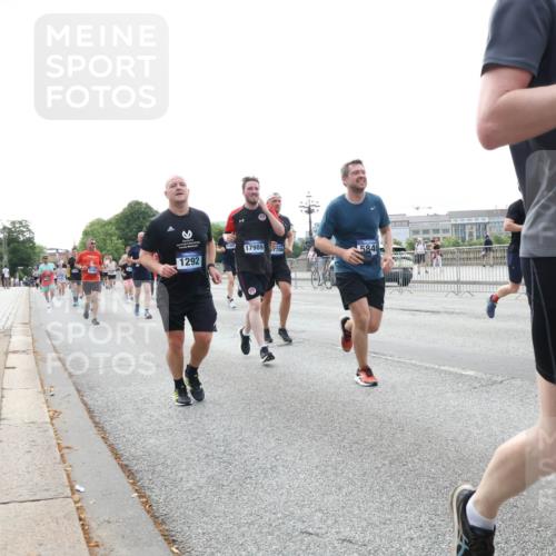 29.06.2025 - hella hamburg halbmarathon Lena Gebhardt http://msf.ph/oto/8456436 29.06.2025 10:31:32 Lombardsbrücke 17989, 7706, 5846, 1292, 1235, 1292, 1373, 1773, 1844, 1879, 1979, 2414, 2831, 2832, 2914, 3396, 3397, 3424, 3571, 3681, 4561, 4817, 4953, 5165, 5437, 5846, 5943, 5965, 6057, 6078, 6160, 6195, 6546, 6573, 6640, 6787, 7334, 7604, 7772, 8050, 8072, 8073, 8304, 8620, 8806, 9078, 9104, 9183, 9478, 9812, 9883, 10111, 10240, 10586, 11587, 11988, 12627, 13724, 14349, 15589, 15725, 16457, 16978, 17224, 17404, 17463, 17509, 17517, 17587, 17706, 19226 meine-sportfotos.de