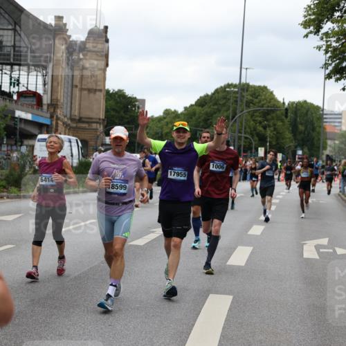 29.06.2025 - hella hamburg halbmarathon Yannick Fuchs http://msf.ph/oto/8456447 29.06.2025 10:56:20 20KM 1006, 1128, 1264, 1377, 1432, 1568, 1573, 1726, 4859, 6414, 6415, 6580, 6815, 7658, 8045, 8154, 8624, 9131, 9718, 9928, 10214, 10519, 10797, 11670, 11968, 12156, 13498, 13868, 14368, 14456, 15686, 15859, 16292, 16654, 16688, 16808, 17136, 17383, 17532, 17939, 17955, 18000, 18599, 18919, 19023 meine-sportfotos.de