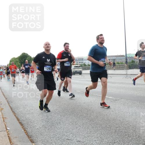 29.06.2025 - hella hamburg halbmarathon Lena Gebhardt http://msf.ph/oto/8456504 29.06.2025 10:31:32 Lombardsbrücke 10111, 516, 1292, 18507, 17989, 1235, 1292, 1373, 1773, 1844, 1879, 1979, 2414, 2831, 2832, 2914, 3396, 3397, 3424, 3571, 3681, 4561, 4817, 4953, 5165, 5437, 5846, 5943, 5965, 6057, 6078, 6160, 6195, 6546, 6573, 6640, 6787, 7334, 7604, 7772, 8050, 8072, 8073, 8304, 8620, 8806, 9078, 9104, 9183, 9478, 9812, 9883, 10111, 10240, 10586, 11587, 11988, 12627, 13724, 14349, 15589, 15725, 16457, 16978, 17224, 17404, 17463, 17509, 17517, 17587, 17706, 19226 meine-sportfotos.de