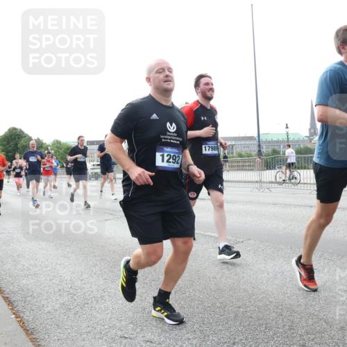 29.06.2025 - hella hamburg halbmarathon Lena Gebhardt http://msf.ph/oto/8456573 29.06.2025 10:31:33 Lombardsbrücke 10111, 13724, 1292, 17989, 8507, 1235, 1292, 1373, 1773, 1844, 1879, 1979, 2414, 2831, 2832, 2914, 3396, 3397, 3424, 3571, 3681, 4561, 4817, 4953, 5165, 5437, 5846, 5943, 5965, 6057, 6078, 6160, 6195, 6546, 6573, 6640, 6787, 7334, 7604, 7772, 8050, 8072, 8073, 8304, 8620, 8806, 9078, 9104, 9183, 9478, 9812, 9883, 10111, 10240, 10586, 11587, 11988, 12627, 13724, 14349, 15725, 16457, 16978, 17224, 17404, 17463, 17509, 17517, 17587, 17706, 19226 meine-sportfotos.de