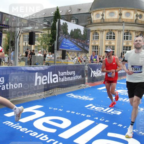 29.06.2025 - hella hamburg halbmarathon Michael Strokosch http://msf.ph/oto/8456590 29.06.2025 10:31:44 Ziel 7793, 13606, 13617, 15835, 18102 meine-sportfotos.de